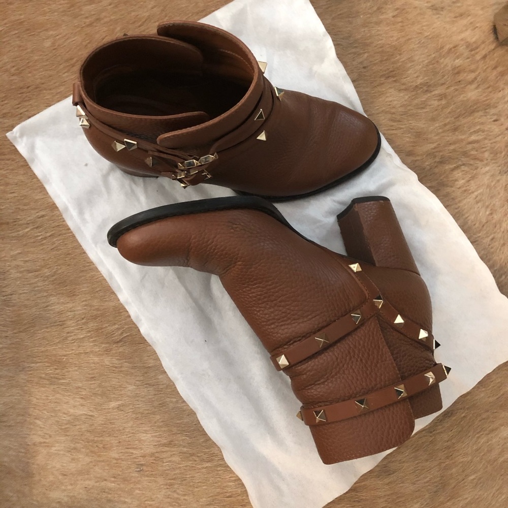 SOLD ‼️ Valentino booties